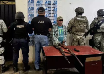 El detenido no pudo acreditar el permiso correspondiente para la posesión de las armas.
