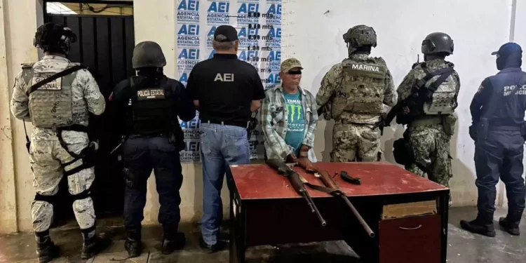 El detenido no pudo acreditar el permiso correspondiente para la posesión de las armas.