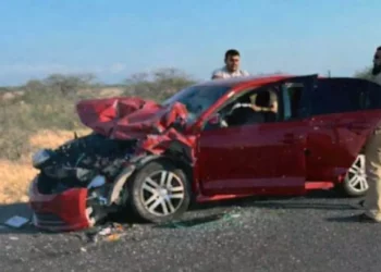 El fuerte impacto ocasionó severos daños en la parte frontal del automóvil.