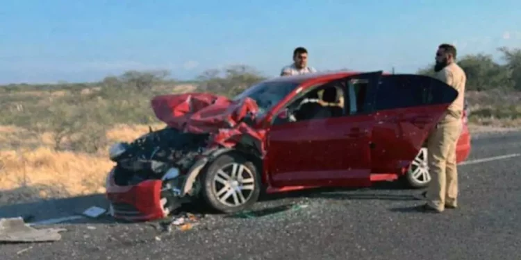 El fuerte impacto ocasionó severos daños en la parte frontal del automóvil.
