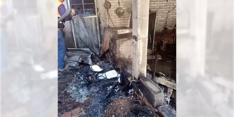 El incendio cobró la vida de un perro que se encontraba en la vivienda.