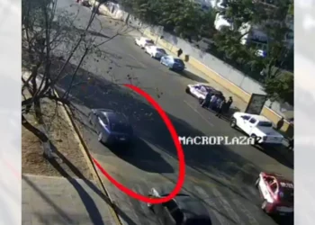 El vehículo fue detectado por un arco de seguridad del Repuve.
