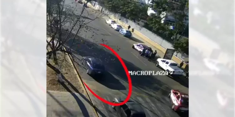 El vehículo fue detectado por un arco de seguridad del Repuve.
