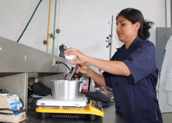 En el laboratorio de alimentos del CIIDIR-IPN.
