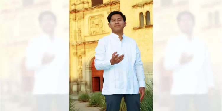 Foto: Omar Maya/Gil Obed González // El cantante zapoteco interpretó Nueve Puntas, himno de los matatecos, en un lugar privilegiado.