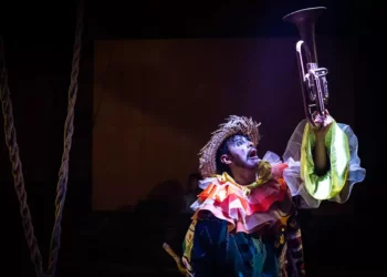 Fotos: Juan Carlos Reyes // Es una reinterpretación contemporánea de la maroma mixteca, con música en vivo, danza y humor.