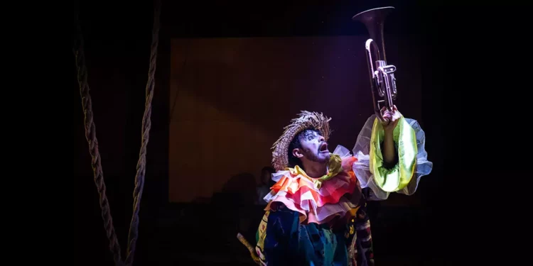 Fotos: Juan Carlos Reyes // Es una reinterpretación contemporánea de la maroma mixteca, con música en vivo, danza y humor.