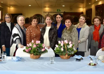 Foto: Rubén Morales // Flor de María Pérez escuchó las felicitaciones de sus grandes amigas, quienes le expresaron sus mejores deseos.