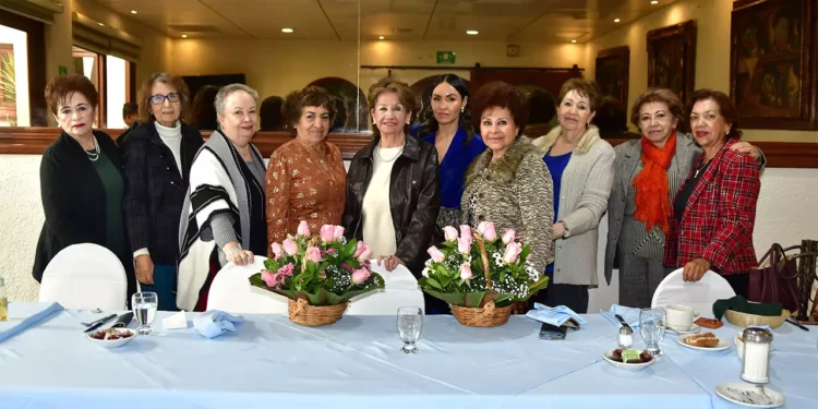 Foto: Rubén Morales // Flor de María Pérez escuchó las felicitaciones de sus grandes amigas, quienes le expresaron sus mejores deseos.