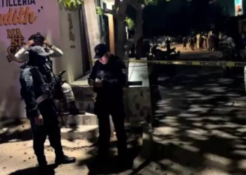Las autoridades acordonaron el área y se encontró una cartulina con un mensaje en la escena.