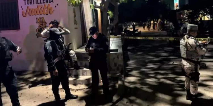 Las autoridades acordonaron el área y se encontró una cartulina con un mensaje en la escena.