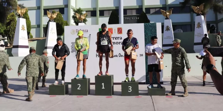 Foto: internet // Los triunfadores de la carrera atlética en Huajuapan.