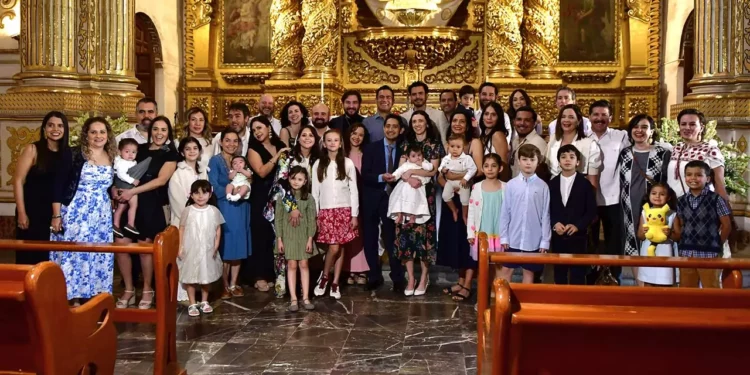 Fotos: Rubén Morales // La pequeña Luca recibió el sacramento del bautizo durante una solemne ceremonia celebrada en la Capilla del Rosario.