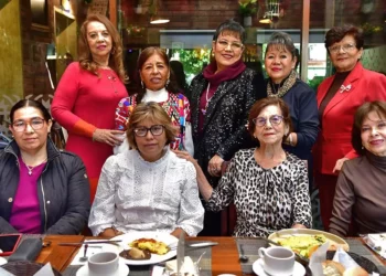 Foto: Rubén Morales // Lulú Guzmán escuchó las felicitaciones de sus grandes amigas, quienes le expresaron sus mejores deseos.