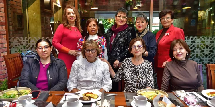 Foto: Rubén Morales // Lulú Guzmán escuchó las felicitaciones de sus grandes amigas, quienes le expresaron sus mejores deseos.