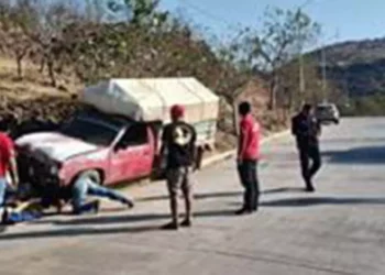 Un accidente carretero dejó daños de consideración.
