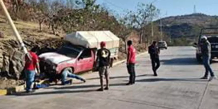 Un accidente carretero dejó daños de consideración.