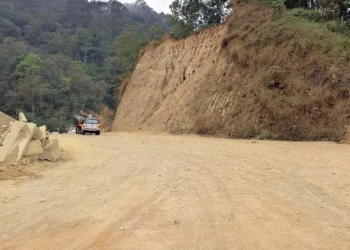 Foto: redes sociales // Una verdadera carretera de terracería la super a la Costa. Culpan a habitantes de coatlanes de no permitir las reparaciones.