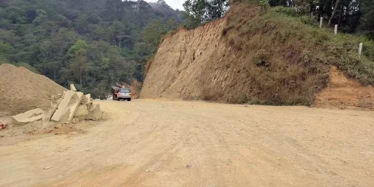 Foto: redes sociales // Una verdadera carretera de terracería la super a la Costa. Culpan a habitantes de coatlanes de no permitir las reparaciones.