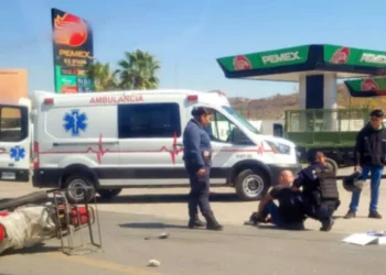 Atienden a lesionados en motocicleta.