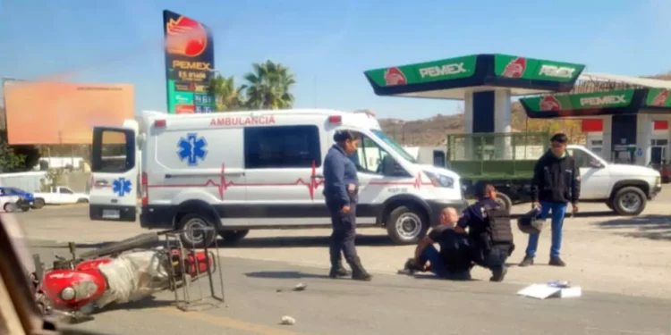 Atienden a lesionados en motocicleta.