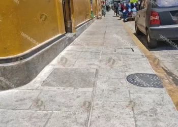 Foto: Adrián Gaytán // Así entregaron la banqueta de la calle 20 de noviembre en abril de 2023.