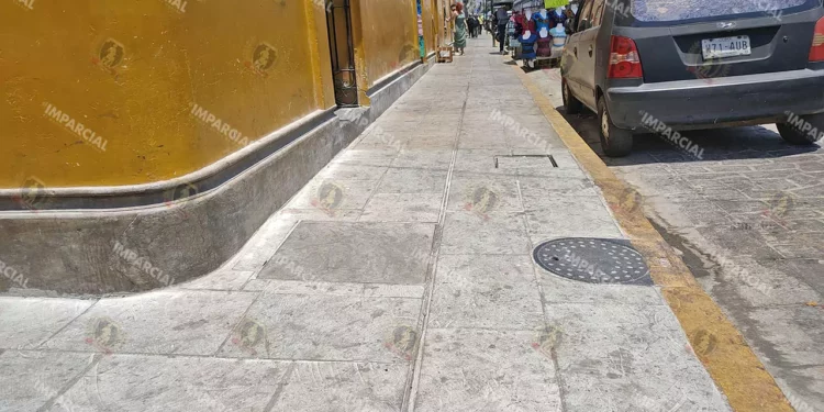 Foto: Adrián Gaytán // Así entregaron la banqueta de la calle 20 de noviembre en abril de 2023.