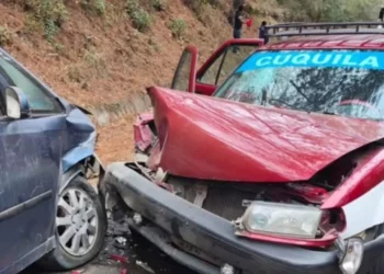 Colisionan dos unidades en la carretera Tlaxiaco-Putla.