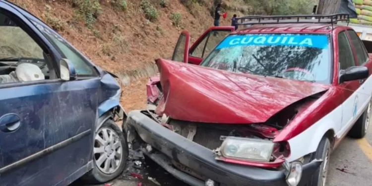 Colisionan dos unidades en la carretera Tlaxiaco-Putla.