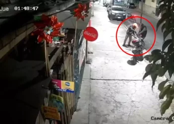 Dos sujetos se robaron la motocicleta; el hecho quedó registrado en las cámaras de vigilancia.