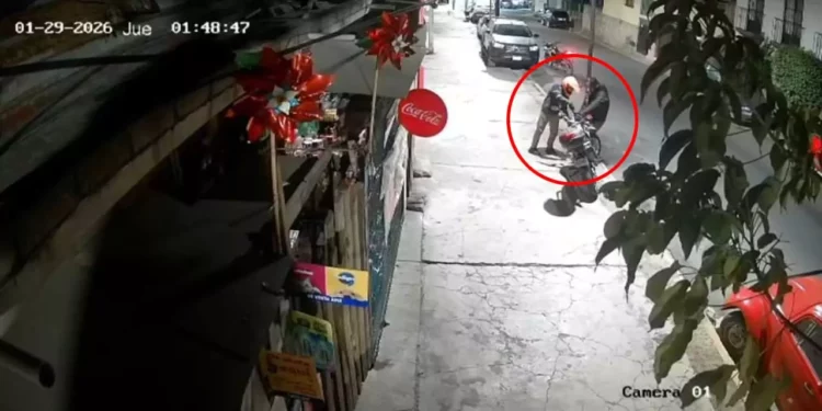 Dos sujetos se robaron la motocicleta; el hecho quedó registrado en las cámaras de vigilancia.