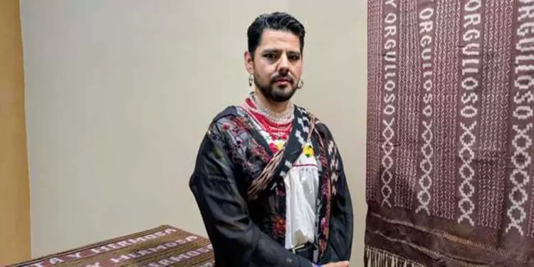 Desde su primera exhibición en 2019, sus rebozos despiertan el interés del público.