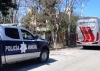 El autobús circulaba por una vía estrecha; se impactó contra una fachada.