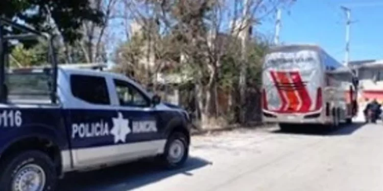 El autobús circulaba por una vía estrecha; se impactó contra una fachada.