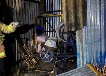 Elementos del Cuerpo de Bomberos de Oaxaca trabajaron intensamente para sofocar las llamas y neutralizar el material pirotécnico remanente.