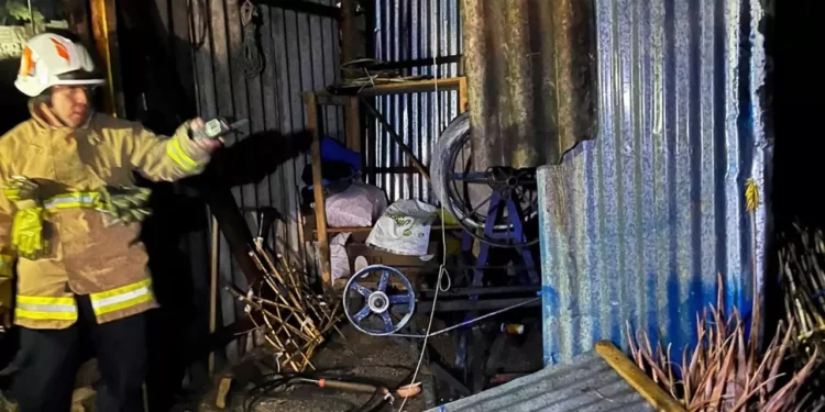 Elementos del Cuerpo de Bomberos de Oaxaca trabajaron intensamente para sofocar las llamas y neutralizar el material pirotécnico remanente.