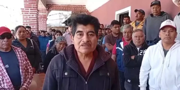 En el filtro deben pagar de 50 hasta 100 pesos por auto para poder transitar.