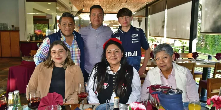 Fotos: Rubén Morales // Héctor Bolaños celebró su cumpleaños acompañado de su familia y amigos, quienes compartieron con él un emotivo desayuno.