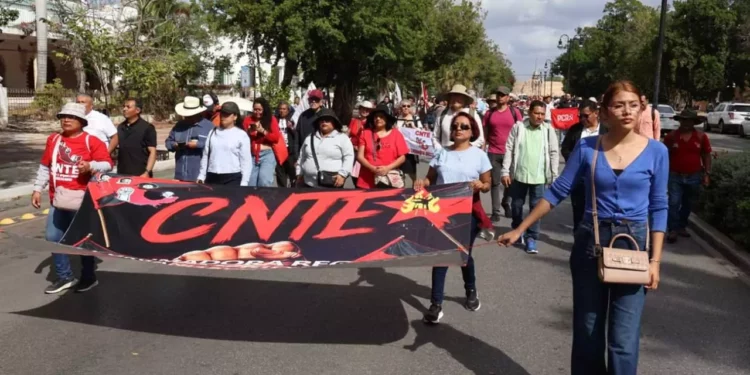 Foto: redes sociales // Integrantes de la Sección 22 marcharon el domingo en Mérida, Yucatán previo a la Instalación de la ANR donde definirán fechas para el paro de 72 horas.