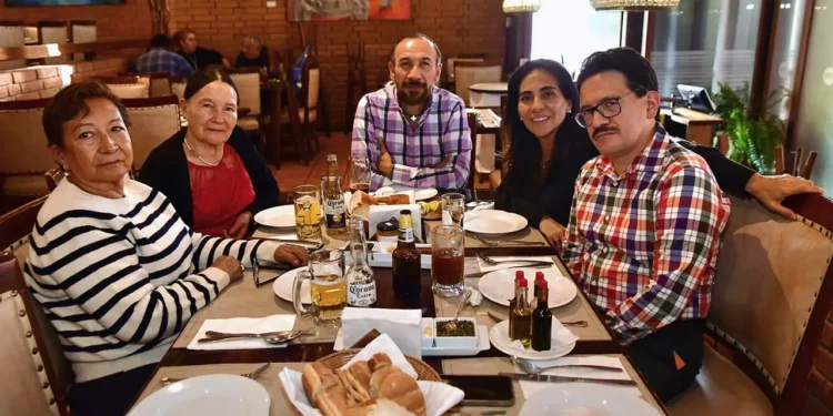 Fotos: Rubén Morales // José Fabián Hernández Díaz acompañado de su mamá, familiares y seres queridos durante la celebración de su cumpleaños.