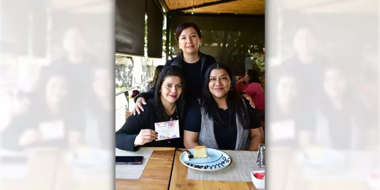 Fotos: Rubén Morales // Mirsa Mora Aragón celebró su cumpleaños acompañada de sus amigas Alma Valdés y Rosa Isela Morales.