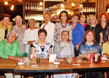 Patricia Villanueva celebró su cumpleaños rodeada de amigas en una elegante terraza del Centro Histórico.