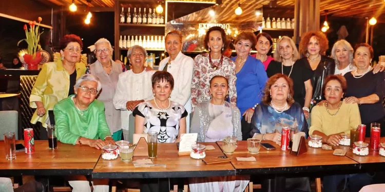 Patricia Villanueva celebró su cumpleaños rodeada de amigas en una elegante terraza del Centro Histórico.