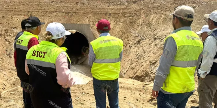 Foto: Raúl Laguna // Responsables de obra revisaron los trabajos en el tramo Pochutla- Huatulco.