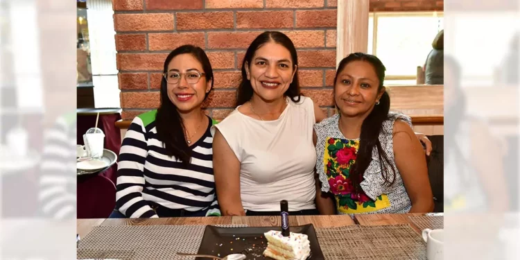 Fotos: Rubén Morales // Rocío Martínez celebró su cumpleaños acompañada de sus queridas amigas.