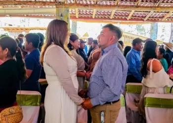 Un total de 54 parejas formalizaron su unión durante las bodas colectivas gratuitas realizadas en Tlaxiaco.