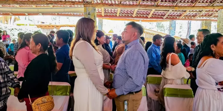 Un total de 54 parejas formalizaron su unión durante las bodas colectivas gratuitas realizadas en Tlaxiaco.