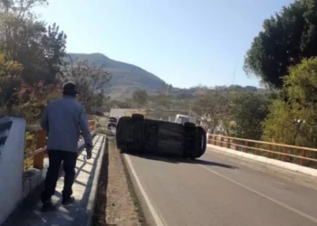 Atienden volcadura de unidad de motor.