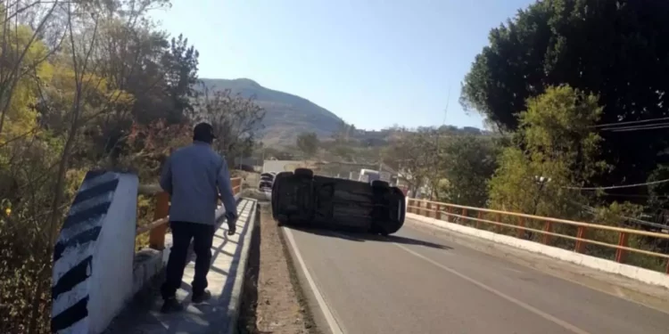 Atienden volcadura de unidad de motor.