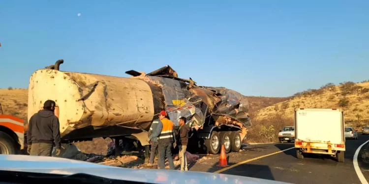 El percance ocurrió a la altura de la agencia de Santa María Xochixtlapilco.